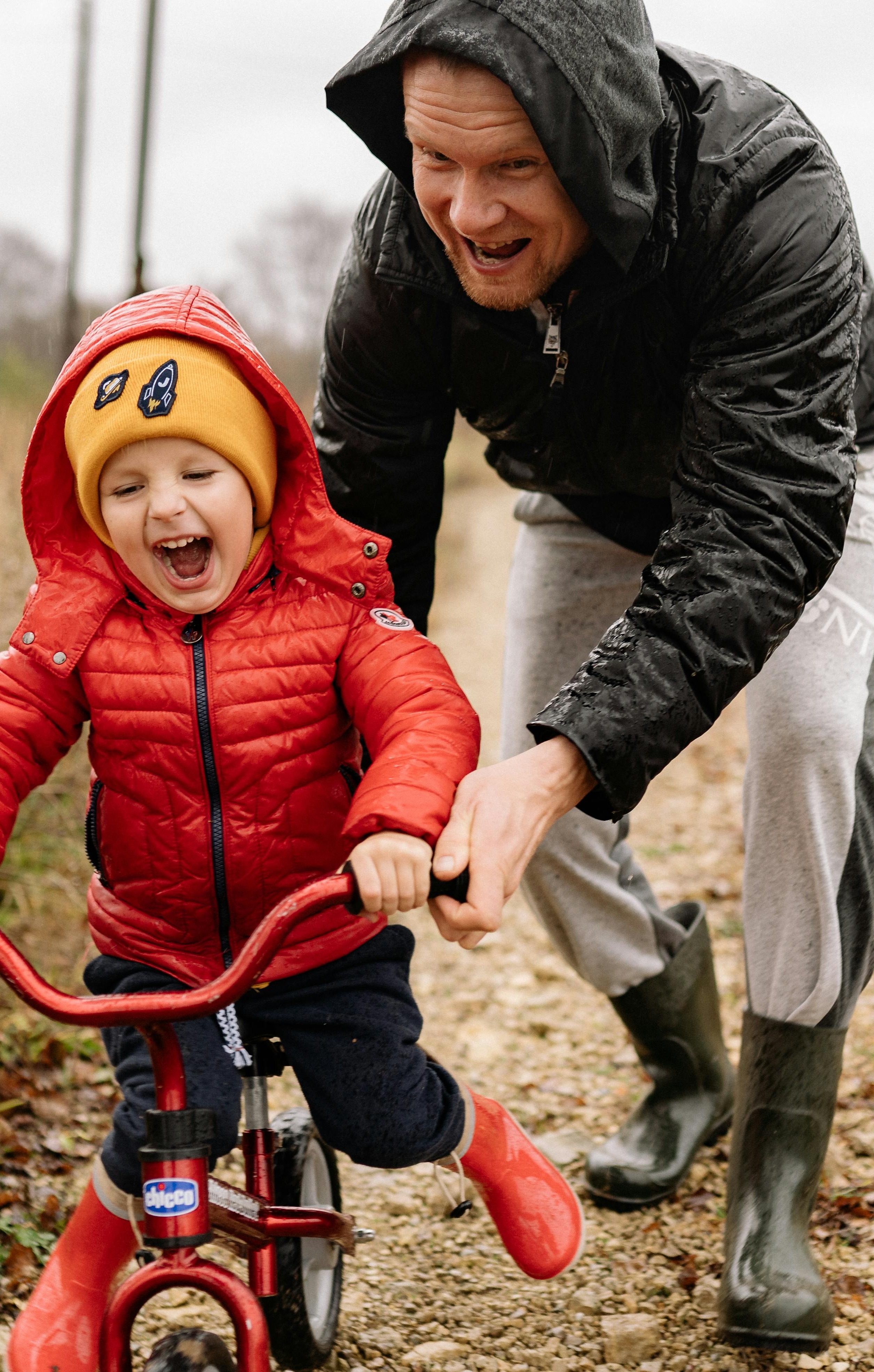 Un papa apprend à son petit à faire du vélo, ils s'amusent beaucoup !
